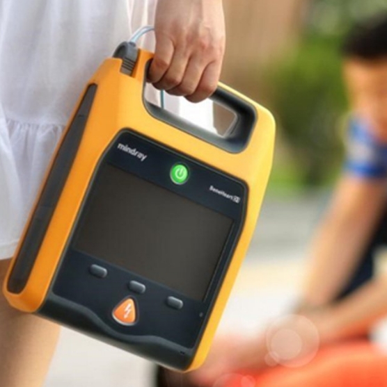 高效急救的關鍵：便攜式自動體外除顫器（AED）在公共場所的應用與普及