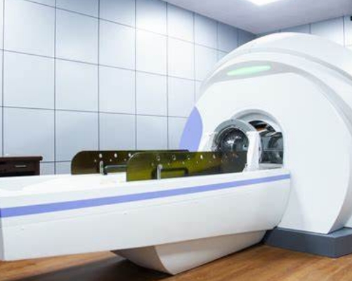 伽馬刀：精確放射外科手術(shù)設(shè)備，通過(guò)伽馬射線聚焦治療腦部病變